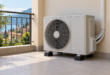 Unità esterna di un climatizzatore integra su un balcone con spazio libero davanti alla griglia